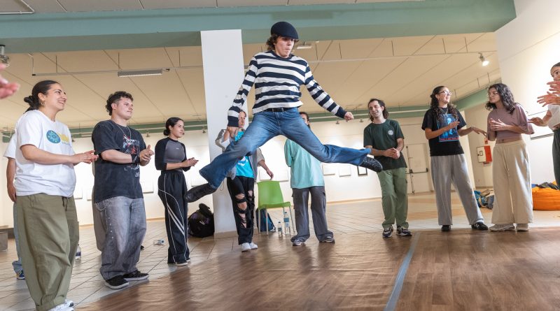 El Ateneo Municipal de Santa Lucía vibra con la primera edición de «EL BARRIO BAILA»